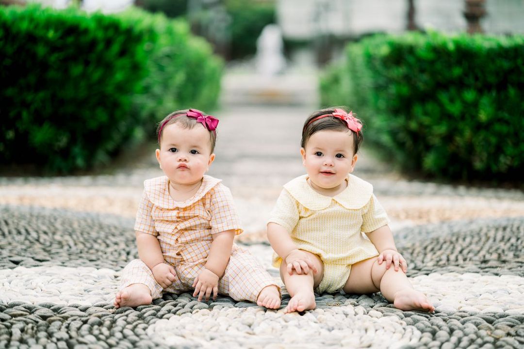 Lille Venn 4: Charlotte Onesies