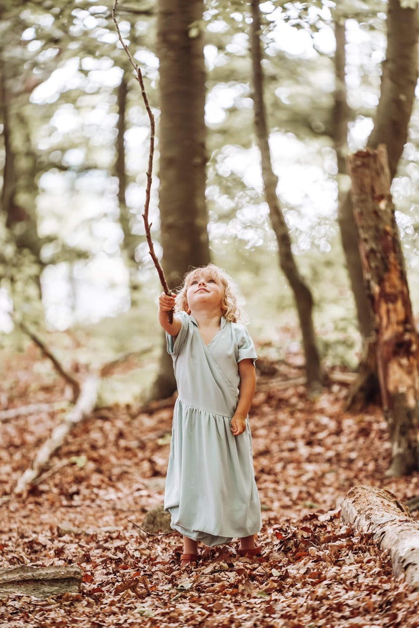Lille Venn 01: Habi Linen-Blend Surplice Dress