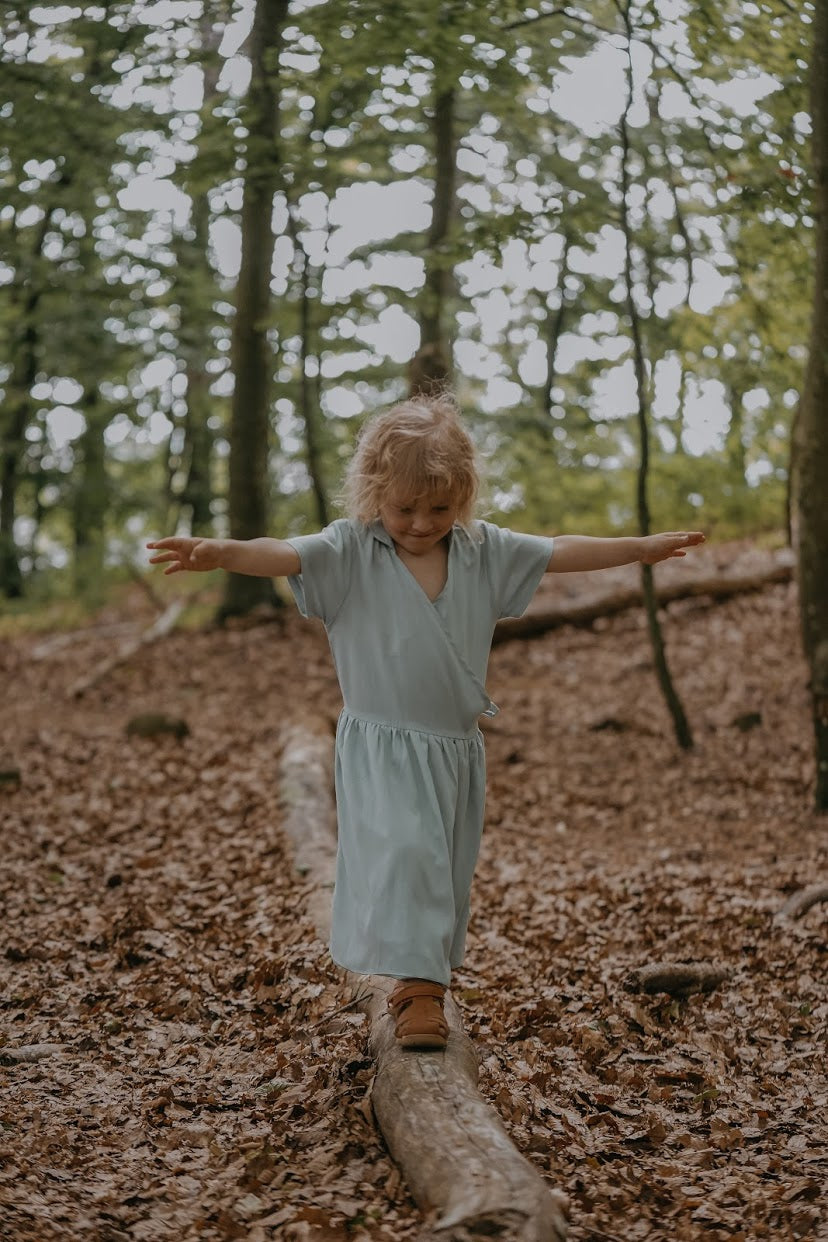 Lille Venn 01: Habi Linen-Blend Surplice Dress