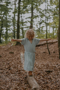 Lille Venn 01: Habi Linen-Blend Surplice Dress