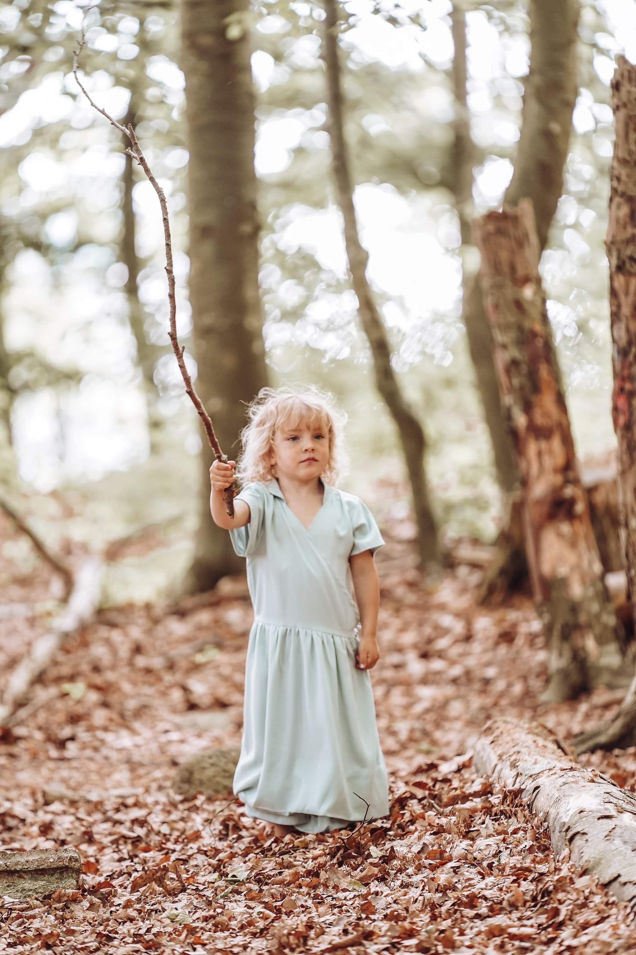 Lille Venn 01: Habi Linen-Blend Surplice Dress