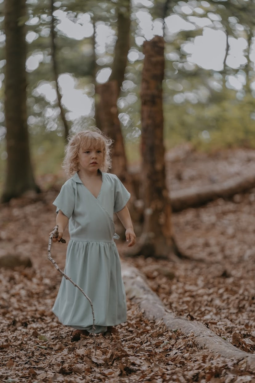 Lille Venn 01: Habi Linen-Blend Surplice Dress